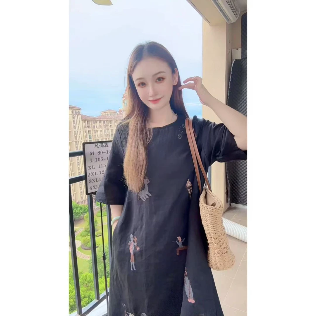 2025手工刺绣连衣裙夏季时尚新款复古洋气简约圆领宽松小黑裙