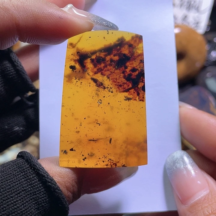 琥珀裸石未镶嵌？