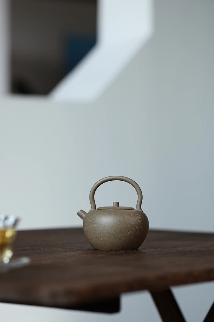 【禅砂居】闲游提梁壶_240cc_青段泥_半手工手制_宜兴小容量紫砂壶