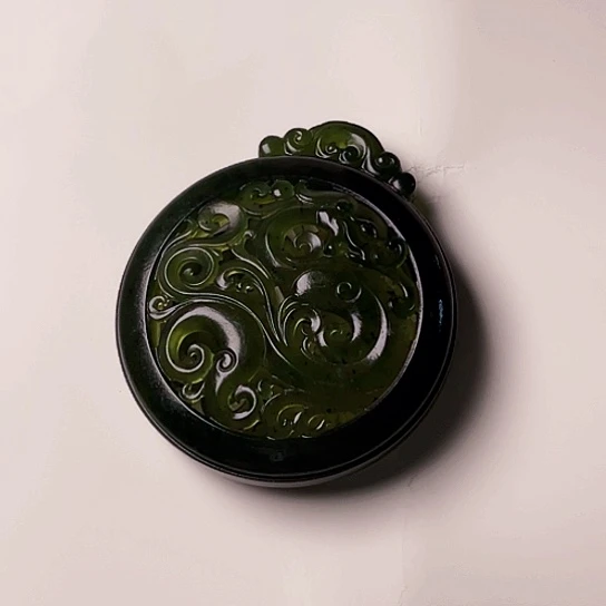 蛇纹石玉未镶嵌颈饰玄****间