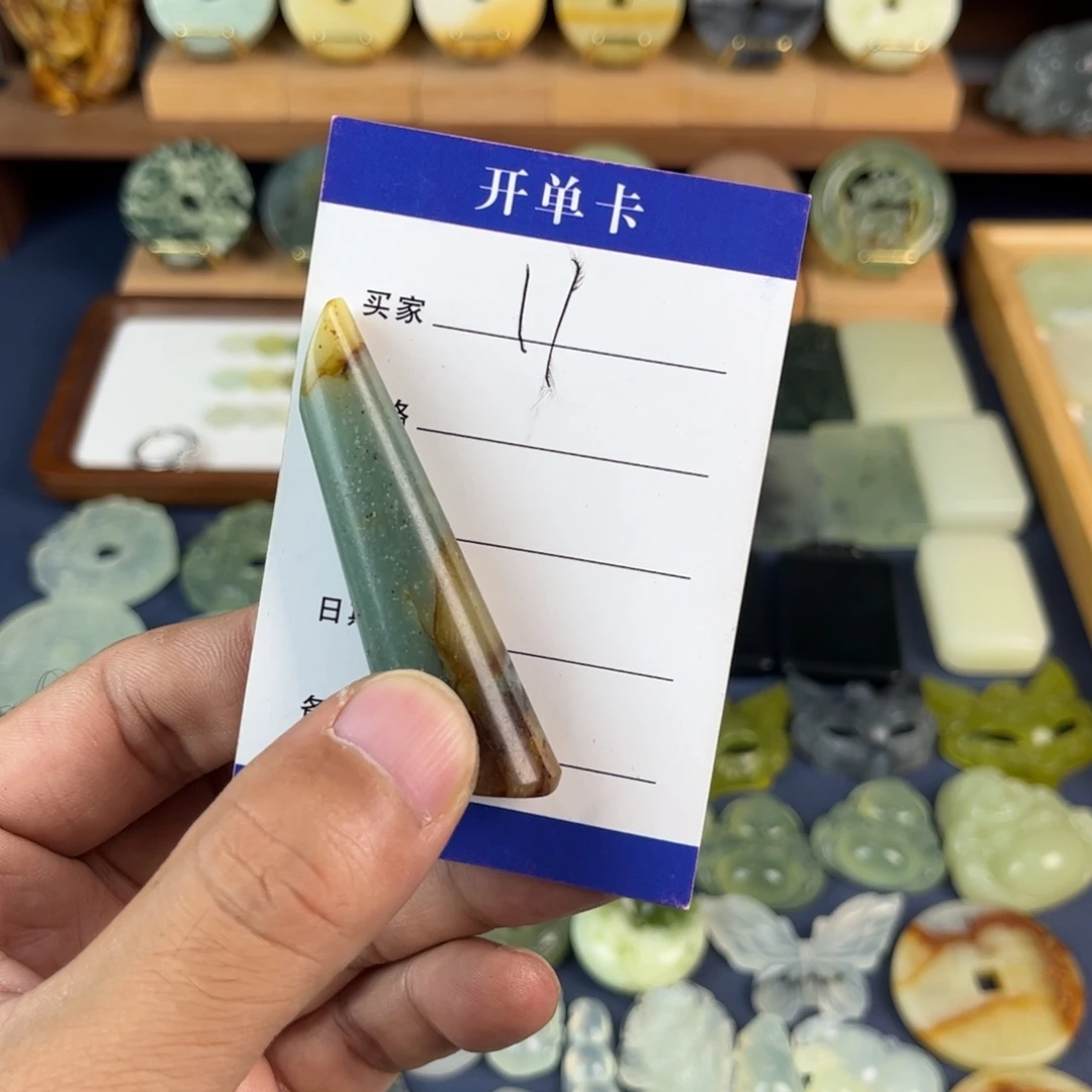 哈***。蛇纹石玉未镶嵌颈饰