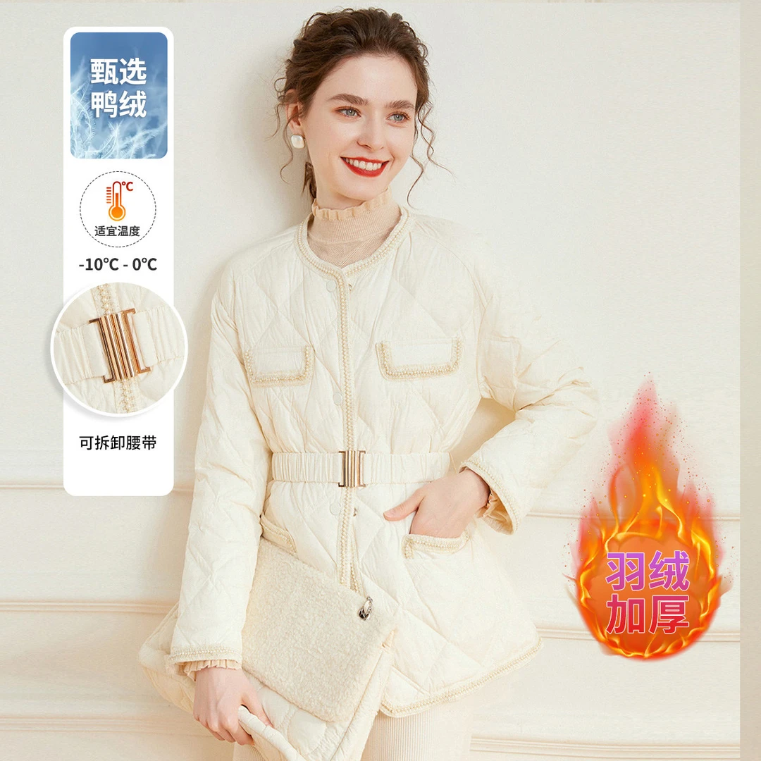 白鹿语秋冬款知性气质圆领仿珍珠织带设计感女装羽绒服WBX36024