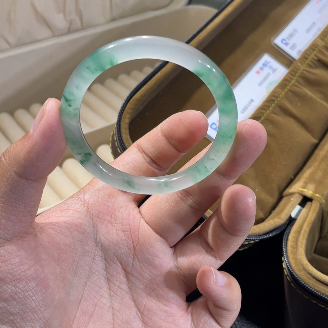 简***.石英质玉（非洲翠）未镶嵌手镯