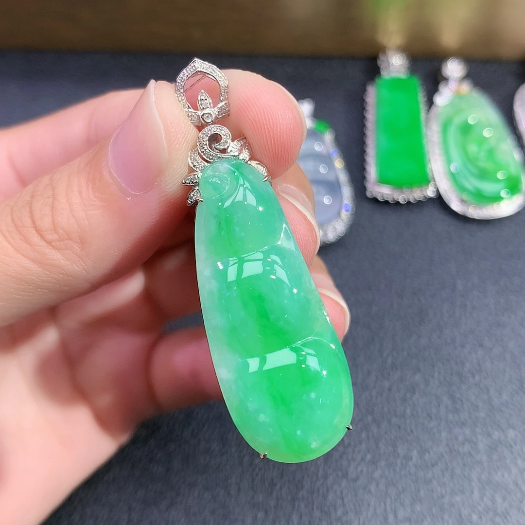 翡翠18K金镶嵌颈饰