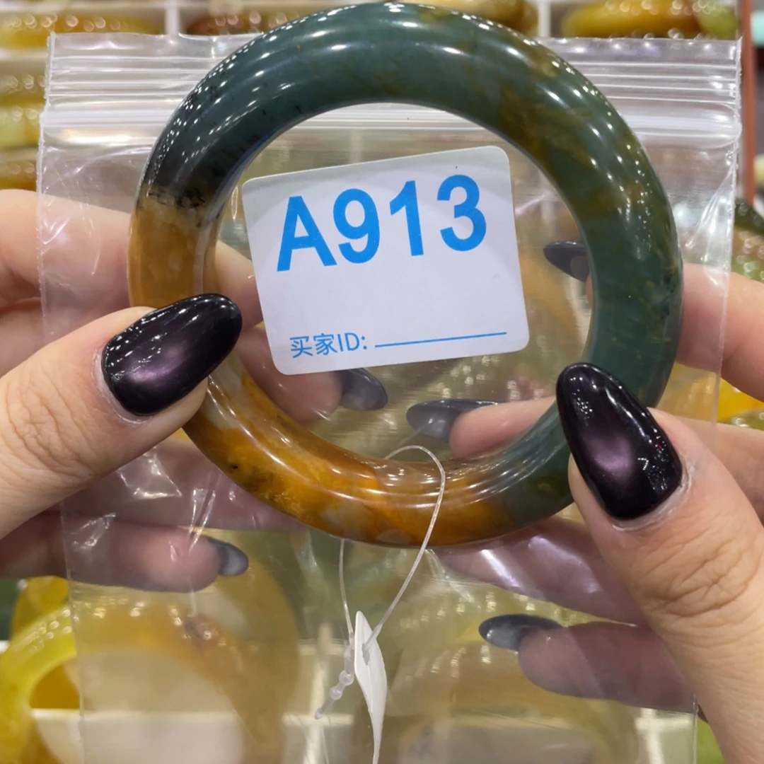 一***点蛇纹石玉未镶嵌手镯