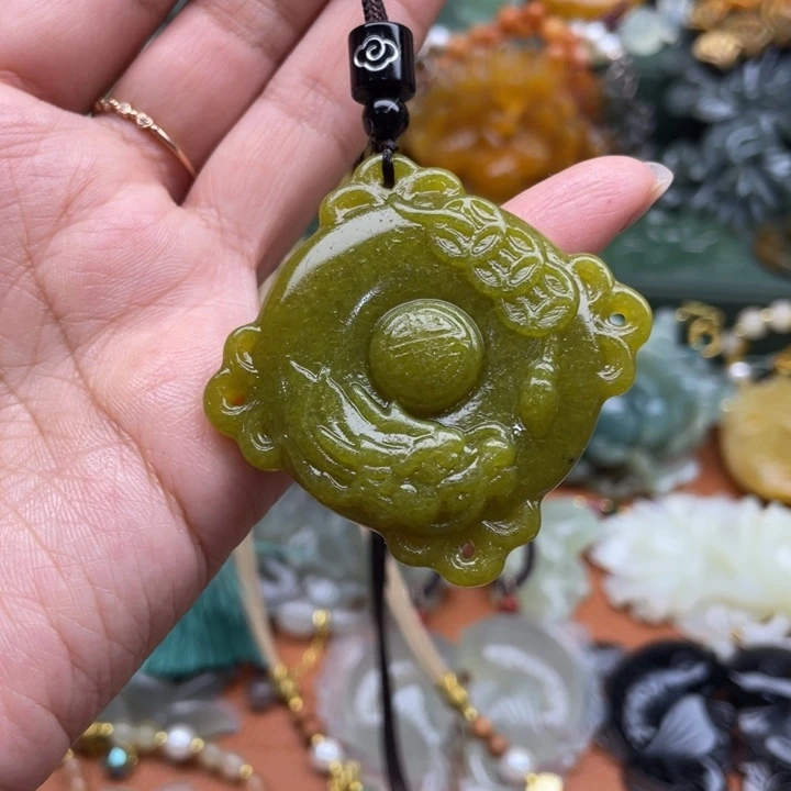 蛇纹石玉未镶嵌吊坠