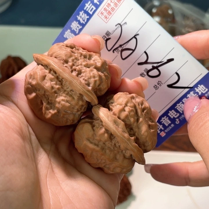 核桃把件37左右红皮蛤蟆头玉化