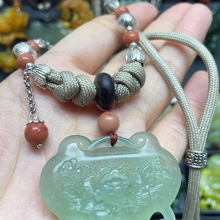 未镶嵌岫玉吊坠，