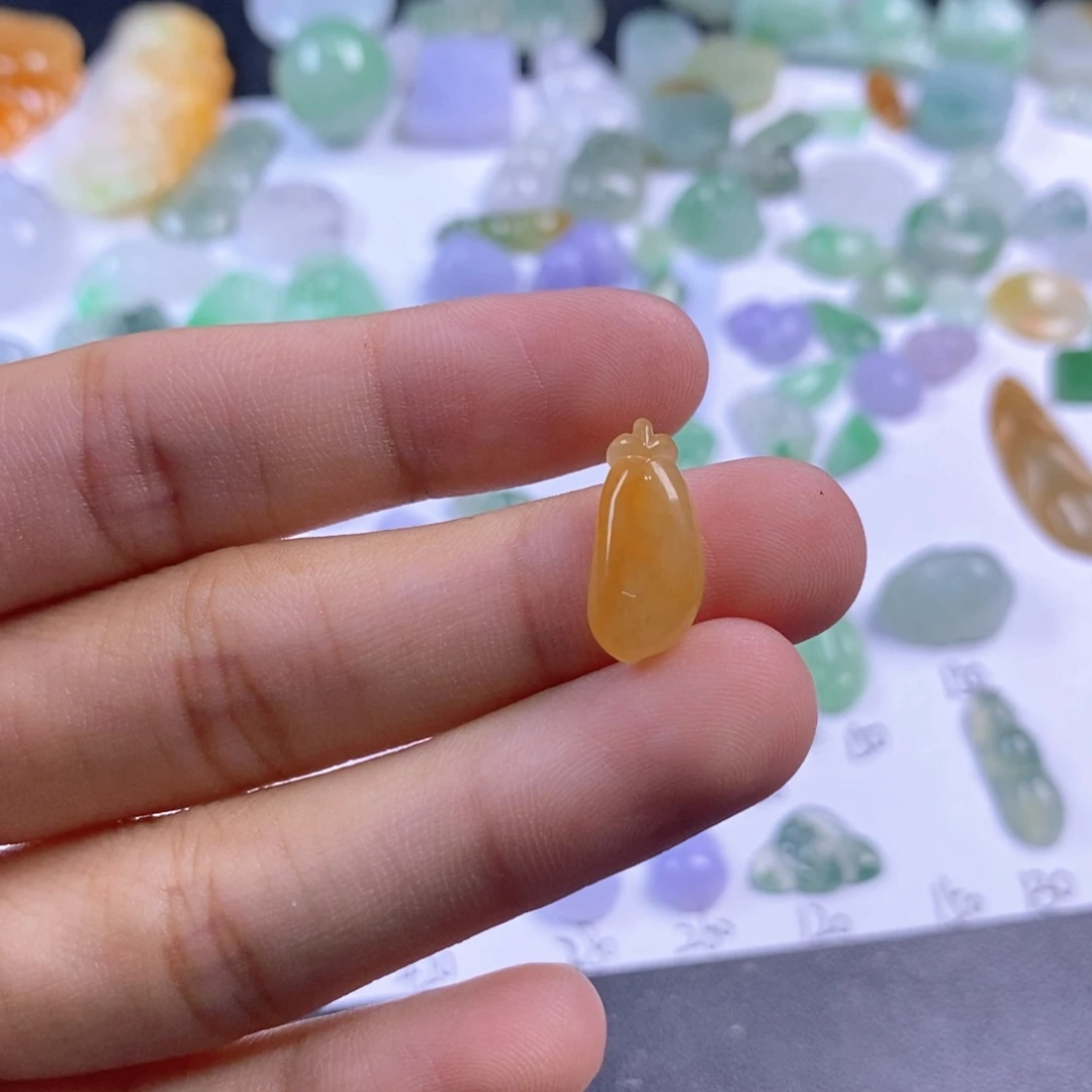 翡翠未镶嵌颈饰瓜