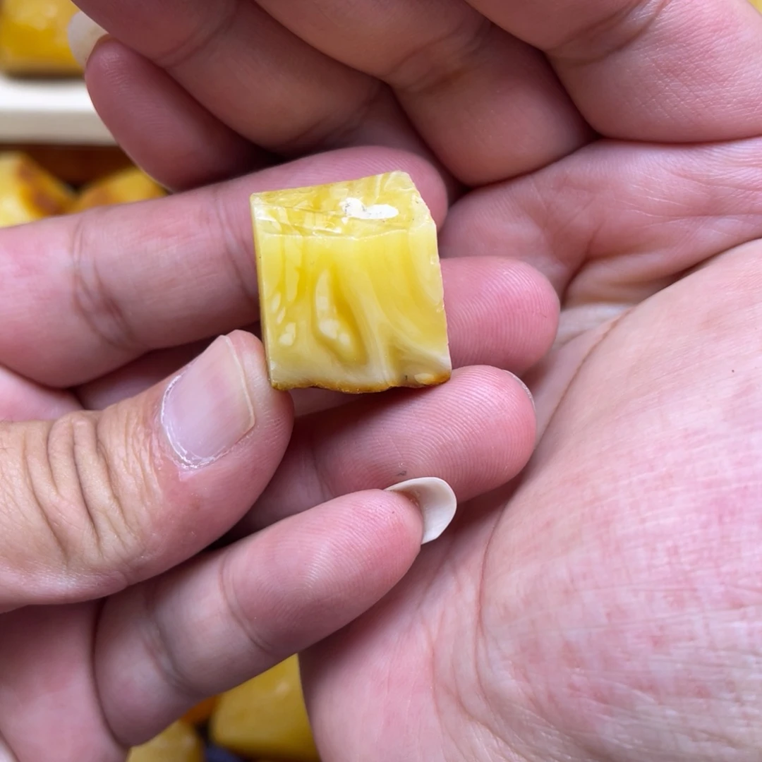 张***羽定制蜜蜡未镶嵌原石