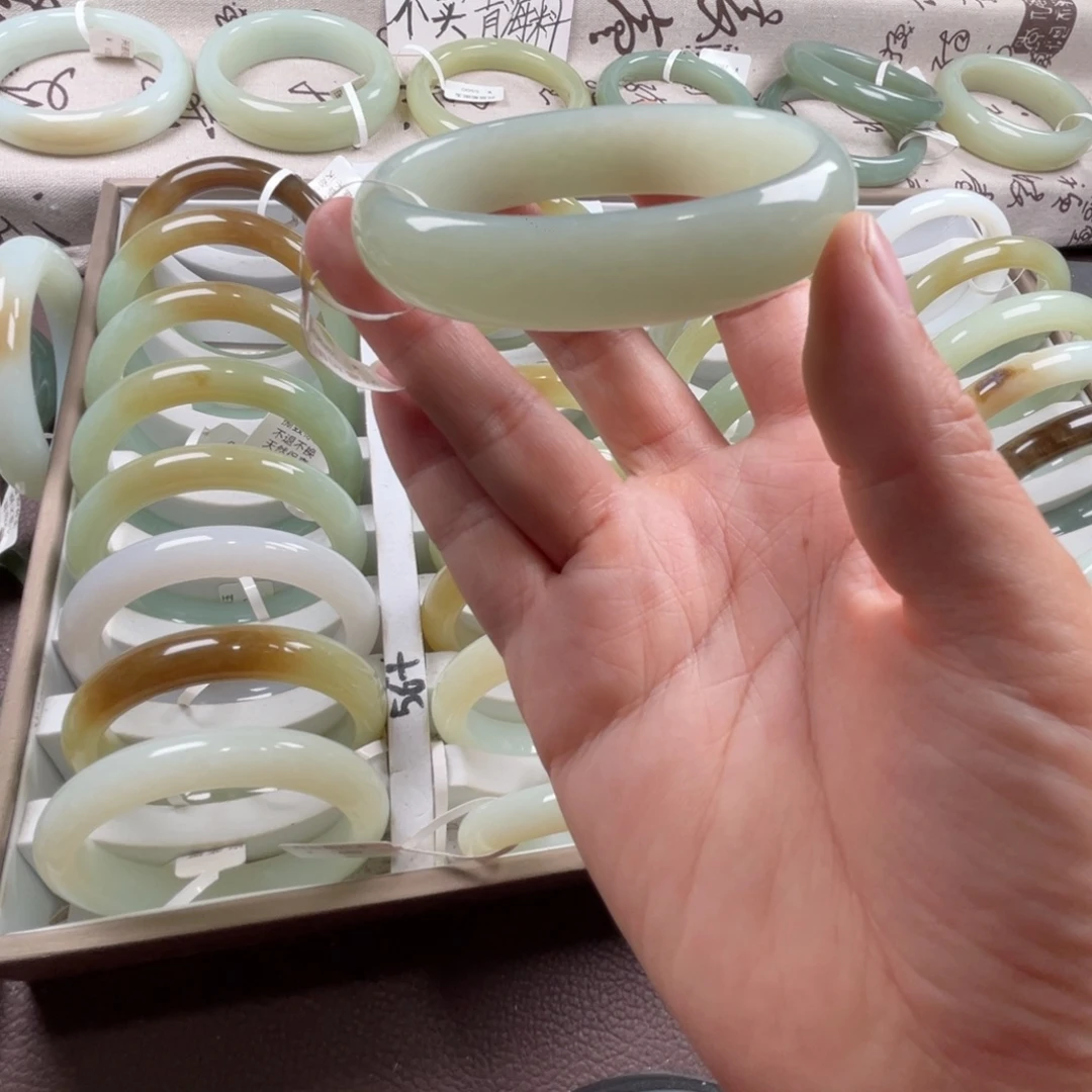 和田玉未镶嵌手镯