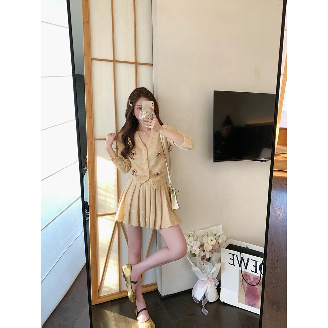 MUKOK 温柔邂逅~时尚设计花朵V领针织开衫百褶半身裙羊毛减龄套装