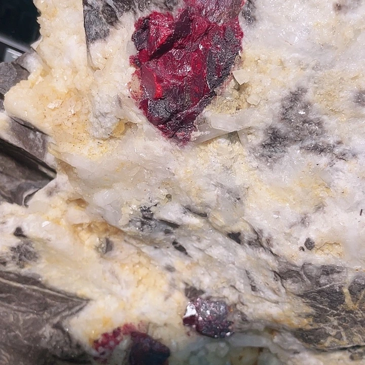 天然辰砂天然朱砂原石代工随行晶体