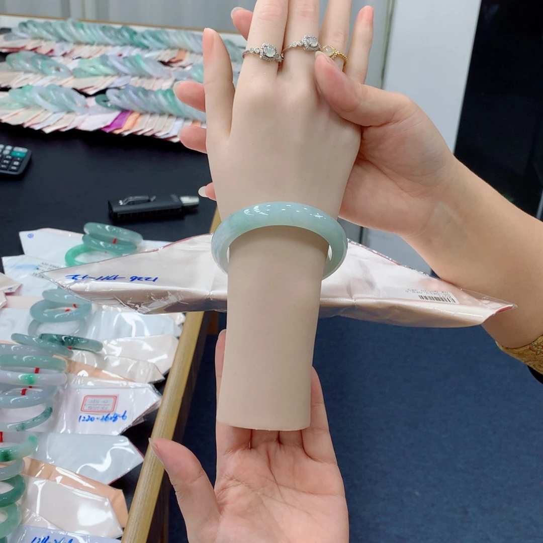 翡翠未镶嵌手镯48小时