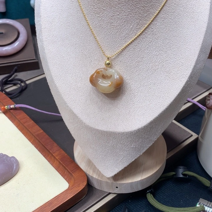 石英质玉颈饰足铂镶嵌