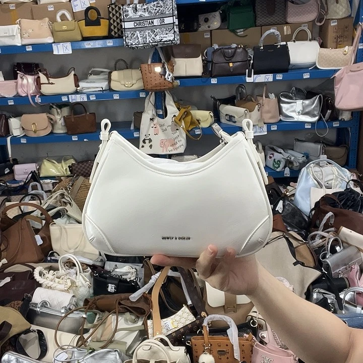 水牛皮（革）乙**太健健康康平平安安