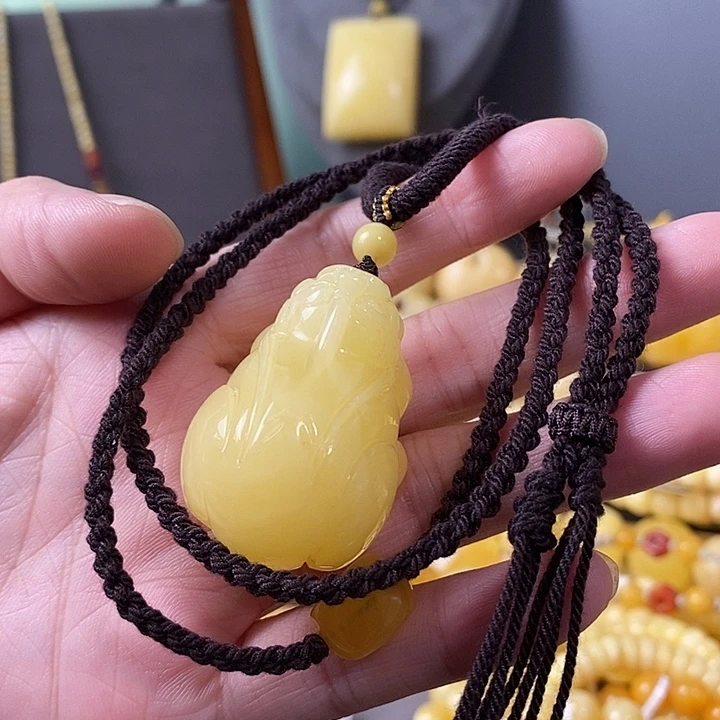 琥珀未镶嵌裸石貔貅