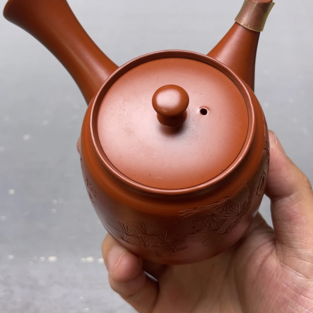 岩***盐瓷片密密麻麻地铺满一
