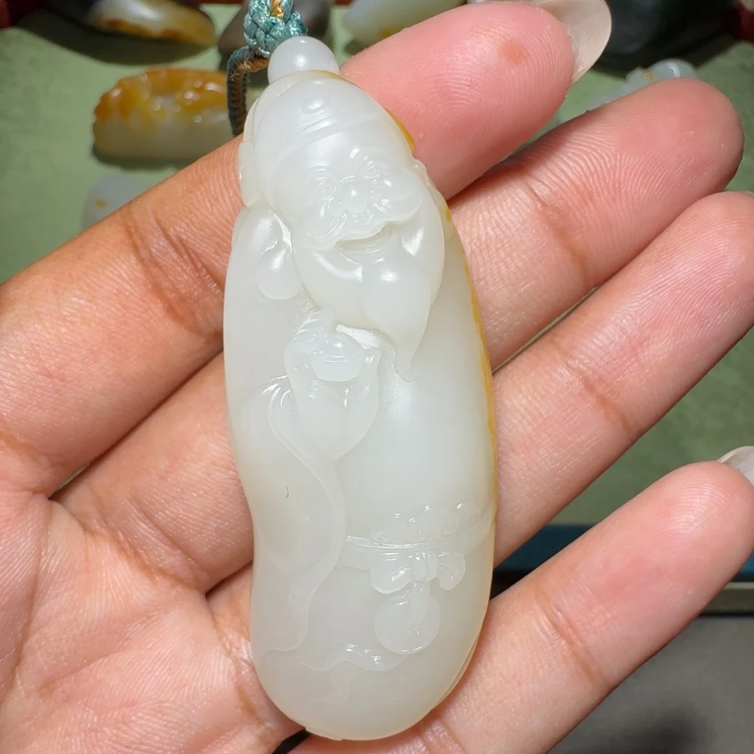 王***伟和田玉未镶嵌颈饰