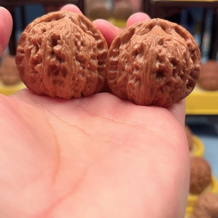 文玩核桃吊坠白狮子39