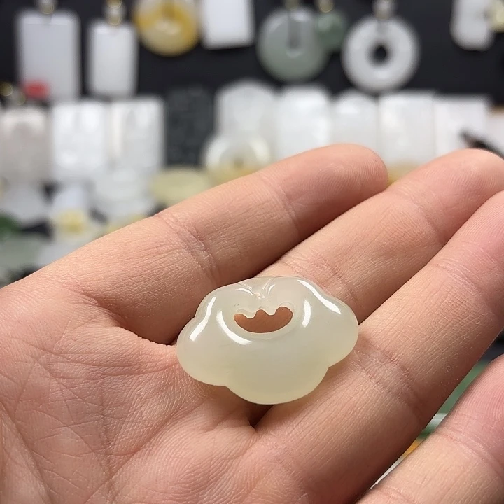 云***诫石英质玉（金丝玉）未镶嵌颈饰