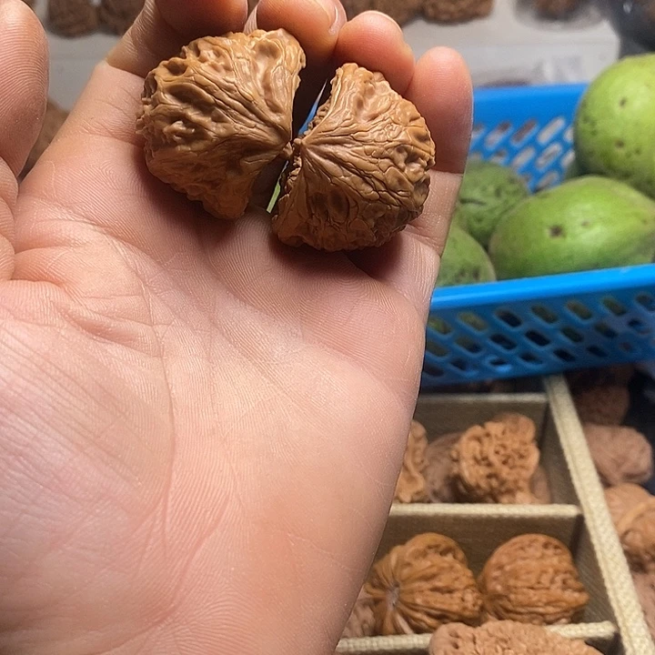 吊坠桃核玉玺蛇头