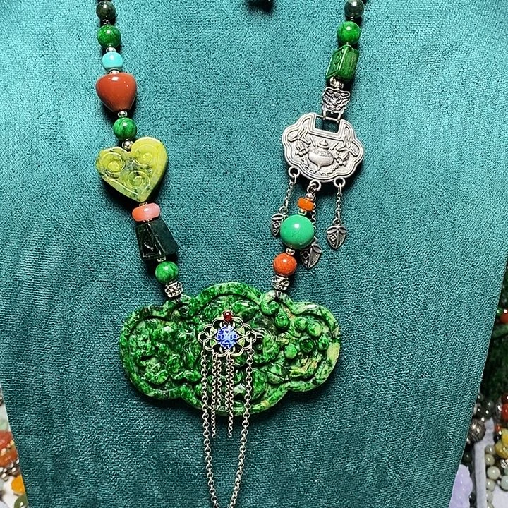 翡翠未镶嵌吊坠(赠链)