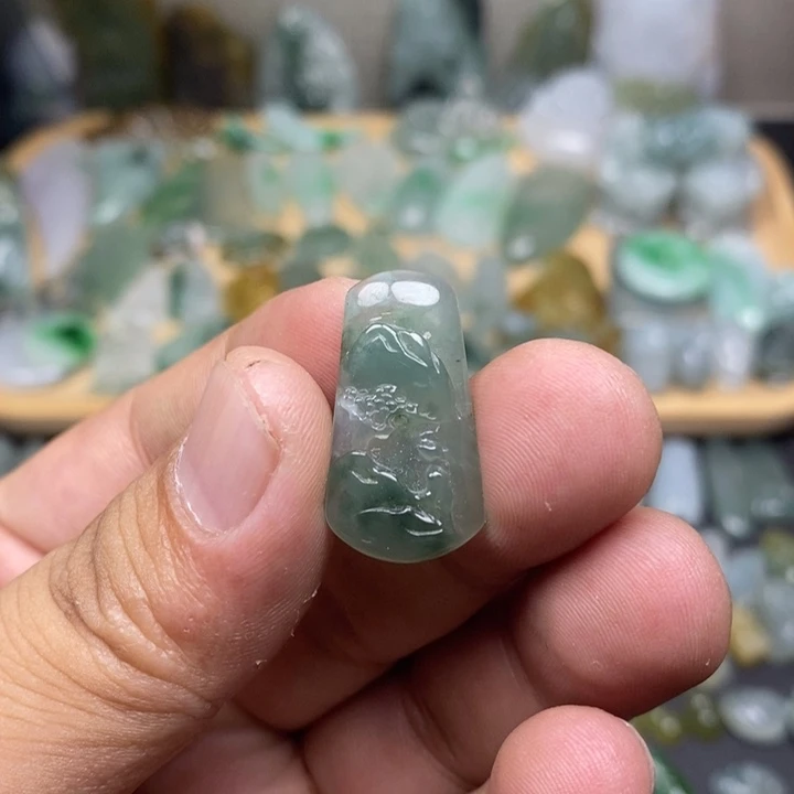 翡翠未镶嵌颈饰山水