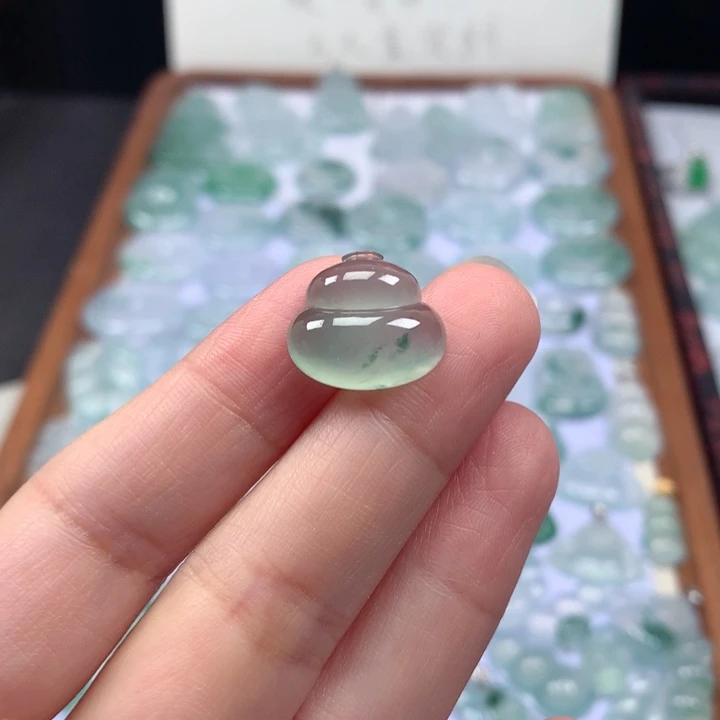 颈饰未镶嵌翡翠冰种晴底飘花葫芦