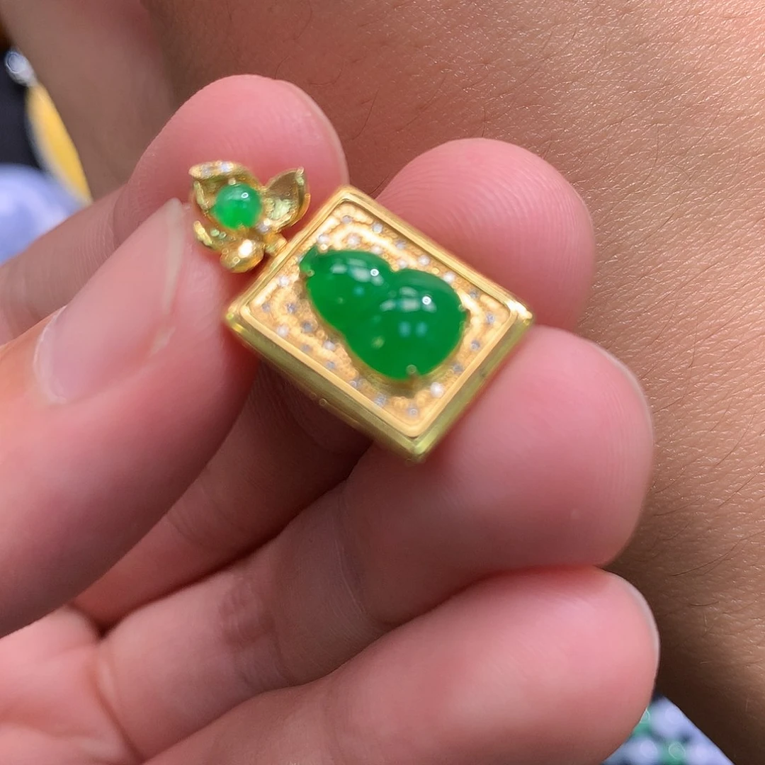 翡翠18K金镶嵌颈饰