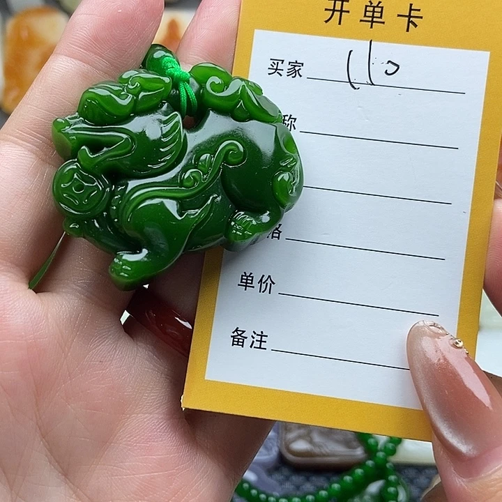 颈饰未镶嵌石英质玉