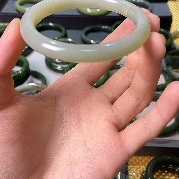 小***儿和田玉未镶嵌手链