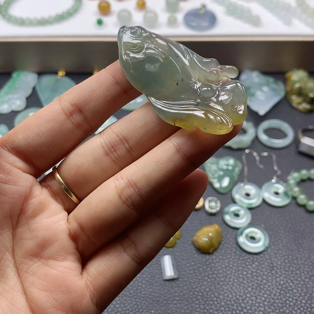 翡翠未镶嵌颈饰鱼