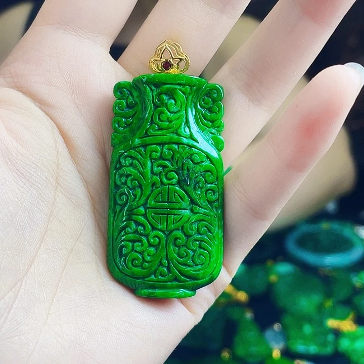 颈饰18K金镶嵌翡翠多样性