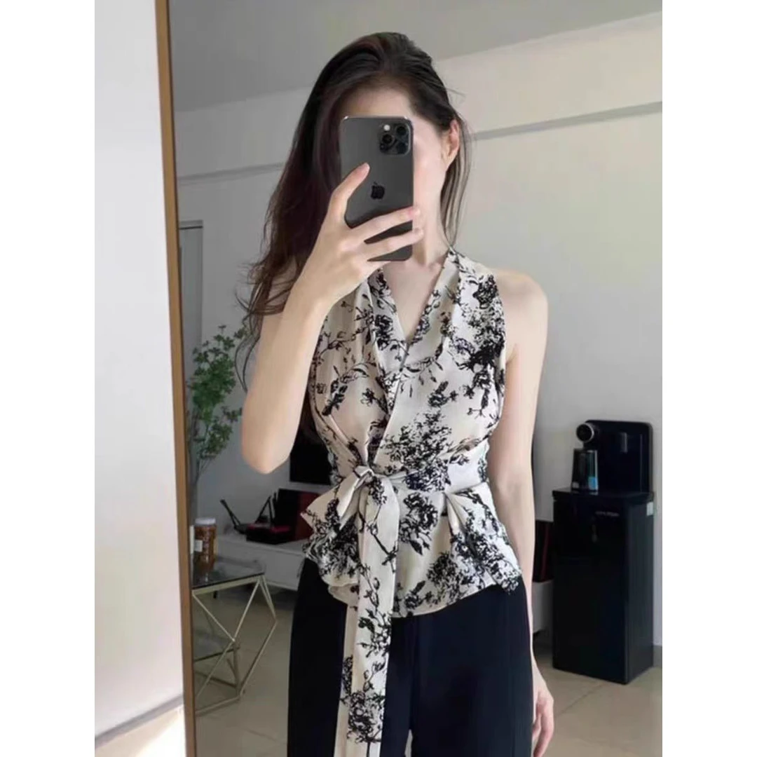 无袖挂脖碎花衬衫女2025新款设计感小众法式独特别致漂亮小上衣夏