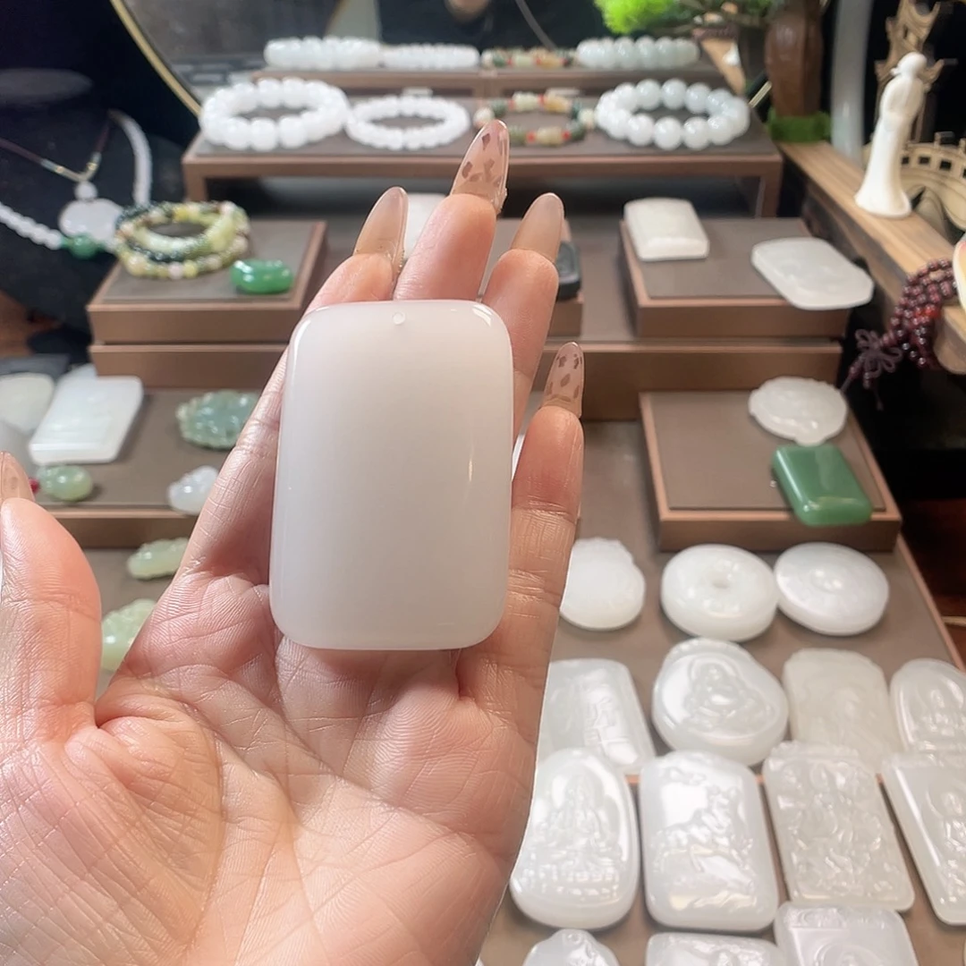 带****石英质玉（金丝玉）未镶嵌颈饰新疆金丝玉