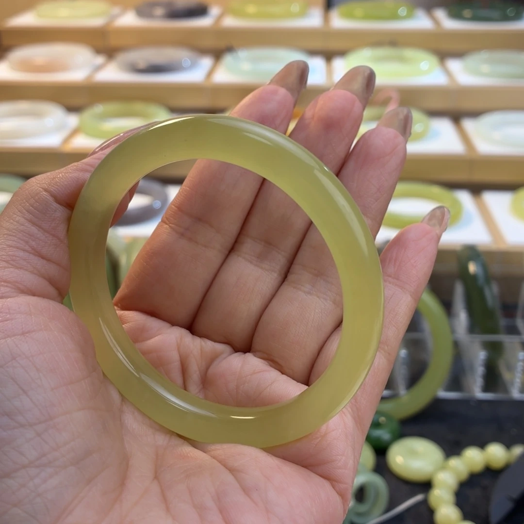 和田玉未镶嵌手镯