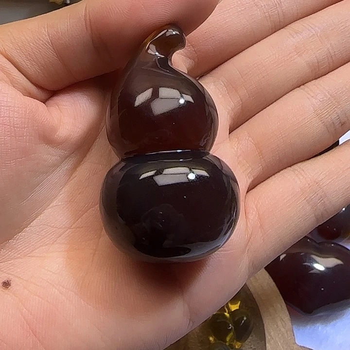 是****裸石琥珀未镶嵌葫芦