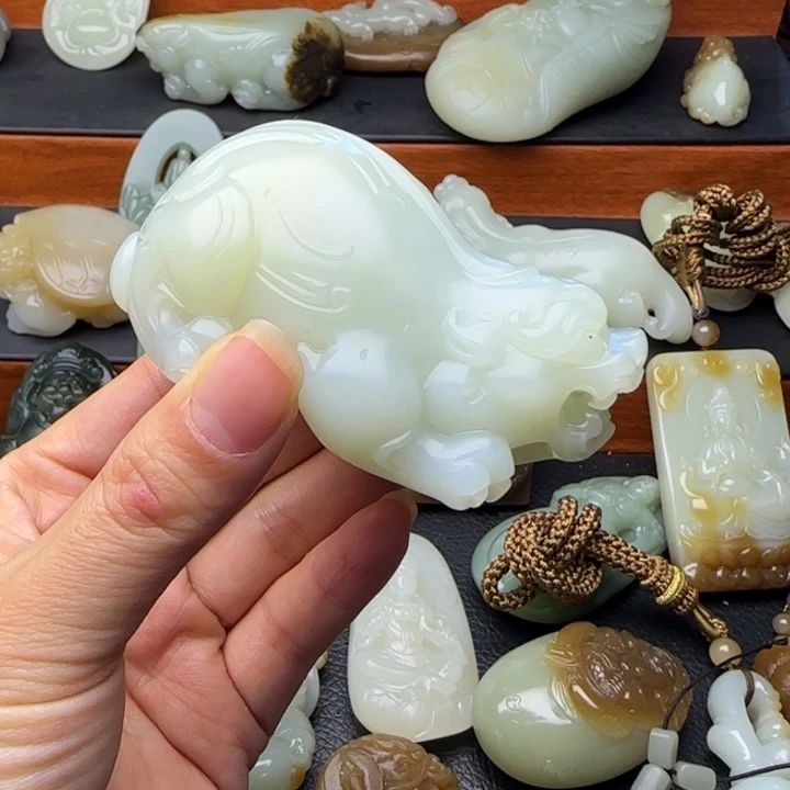 H***z和田玉（糖玉）未镶嵌挂件