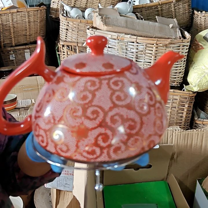 瓷片盘子碗茶壶啥都有