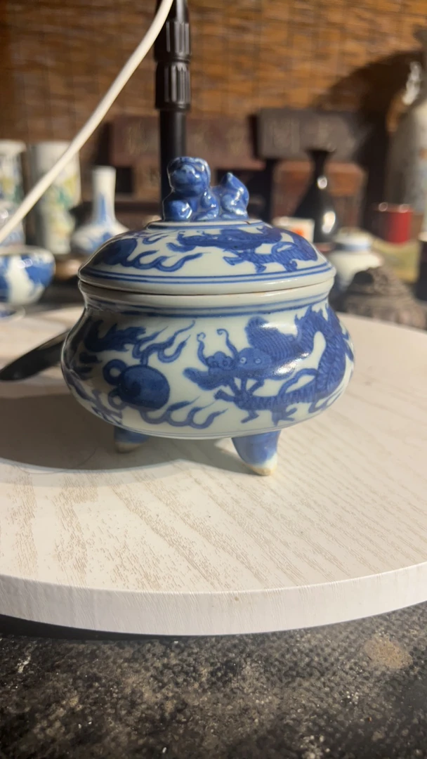 青花描金龙纹三足香炉