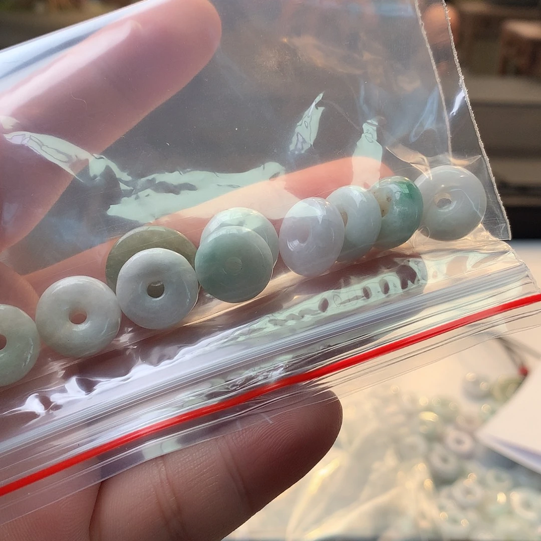 愛***°翡翠未镶嵌颈饰小平安扣多样性