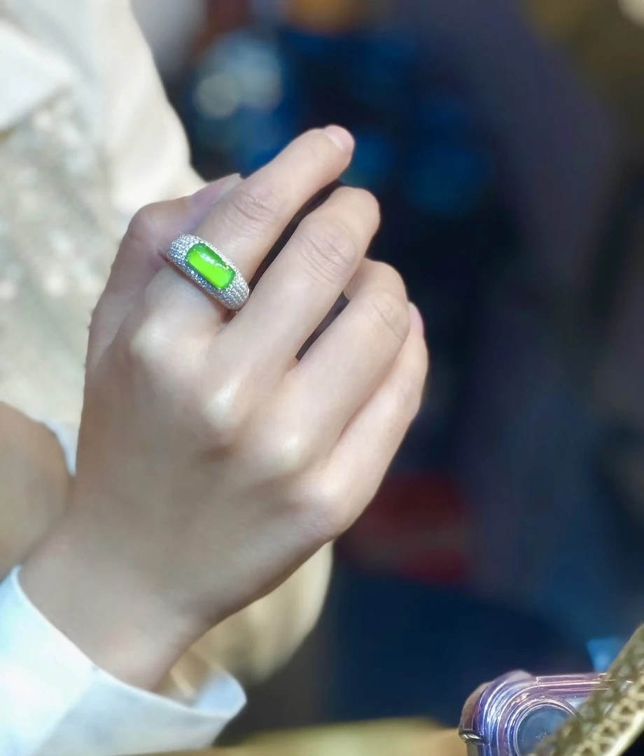 缅甸纯天然翡翠龙石种玻璃种阳绿马鞍无事牌戒男女中性款