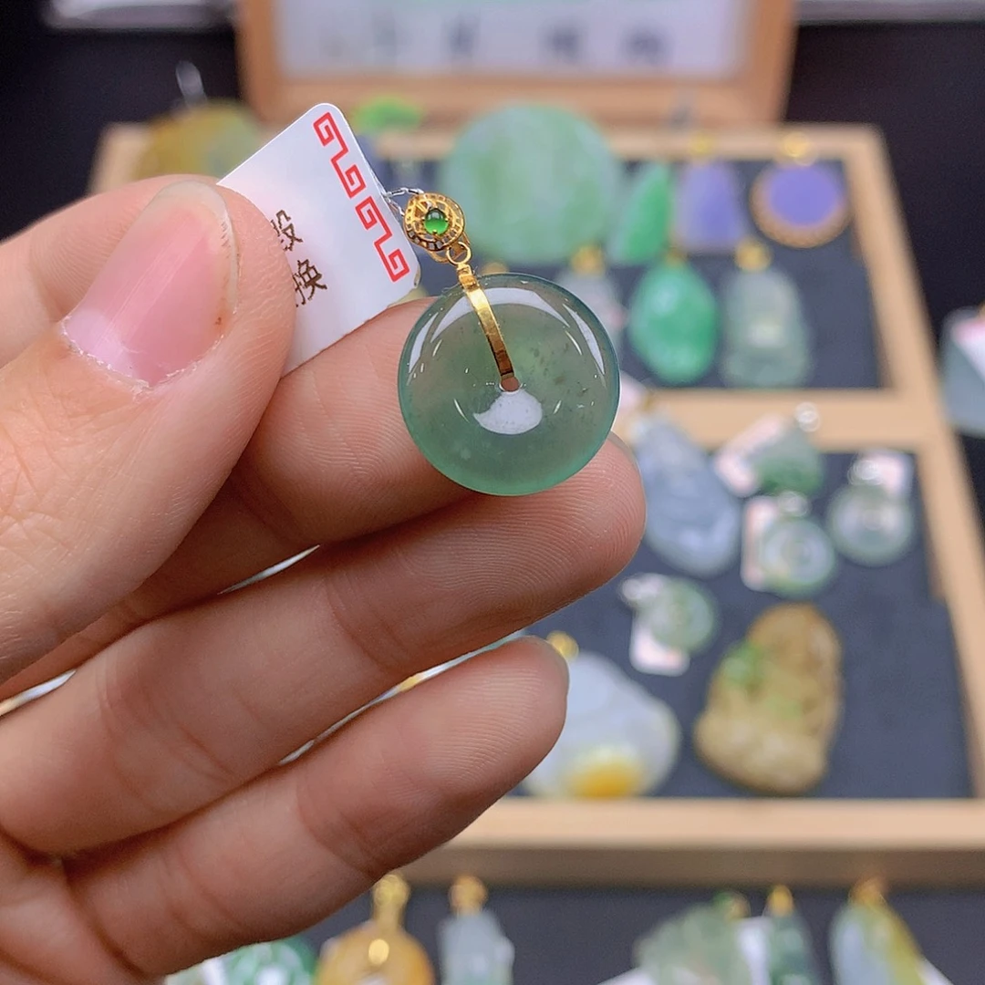 翡翠颈饰18K金镶嵌翡翠