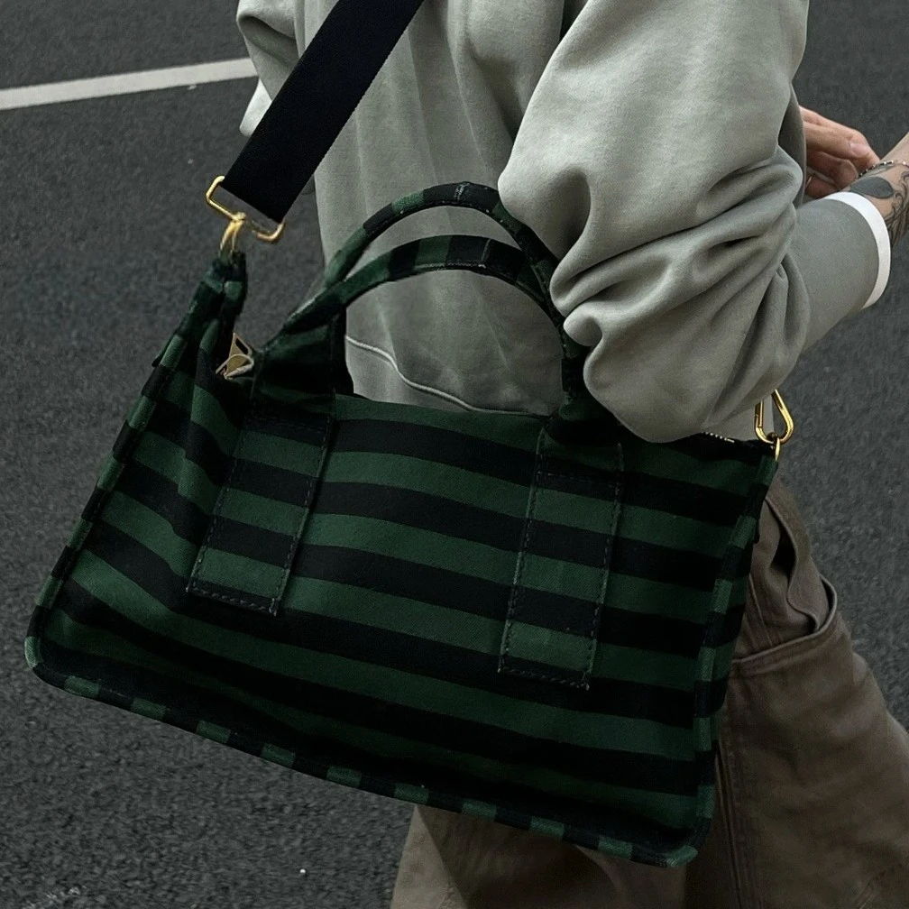 95新 Prada/普拉达 黑绿条纹沙滩托特包