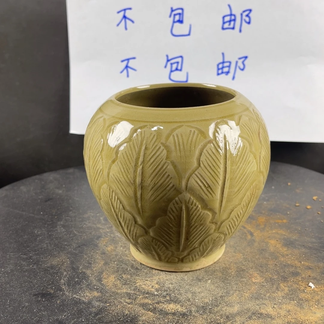 罐漂亮的小瓷器和