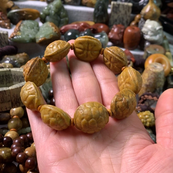 未镶嵌岫岩河磨玉（透闪石质玉）把件