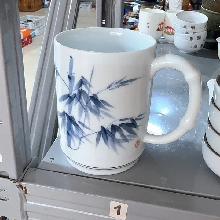 主人杯一个，瓷。品茗