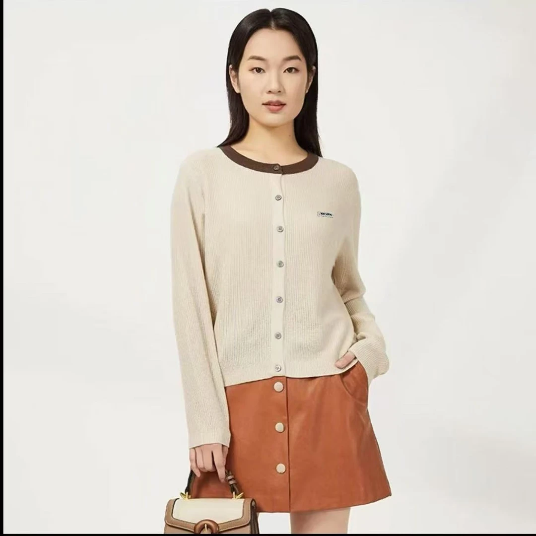 8299-M标（杏奶白）领边咖镂空针织长袖开衫