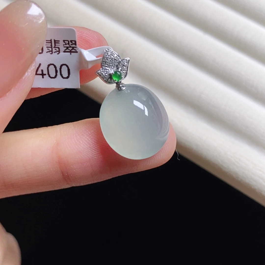 翡翠颈饰18K金镶嵌蛋面